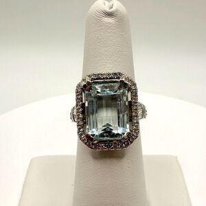 Stunning 6.3ct genuine Aquamarine, natural diamonds, stamped 14k ring